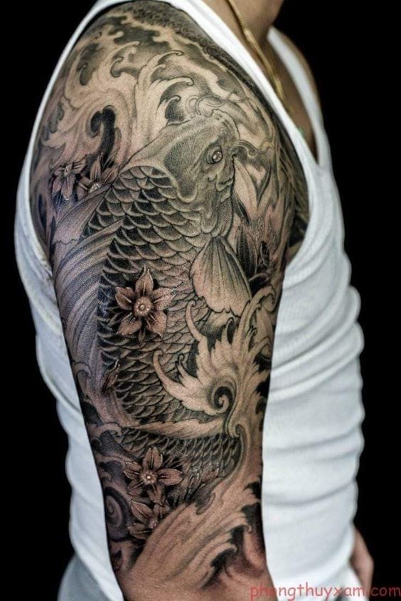 mau-18 Hình xăm cá chép trên cánh tay, phong cách blackwork, chi tiết tinh xảo, ảnh độ phân giải HD.