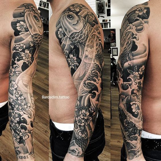 mau-21 Hình xăm cá chép phong cách blackwork trên cánh tay, chi tiết sắc nét, độ phân giải HD.