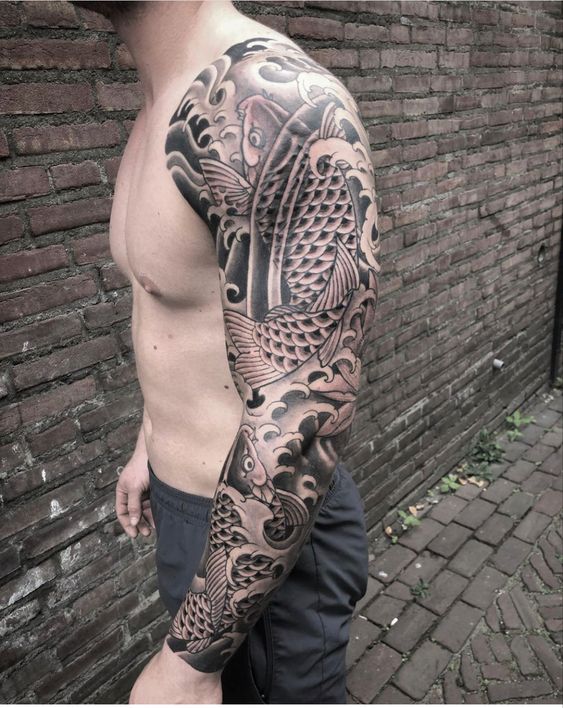 Hình xăm cá chép phong cách blackwork trên cánh tay, chi tiết cao, ảnh HD.