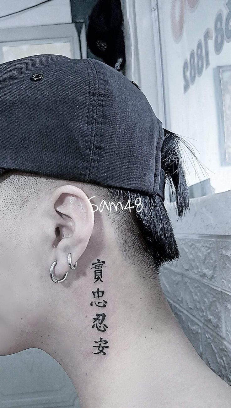 Hình xăm chữ Hán ở gáy, phong cách blackwork, chi tiết rõ nét, độ phân giải HD.