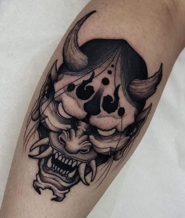 Hình xăm oni phong cách blackwork trên bắp tay, chi tiết rõ nét, độ phân giải HD.