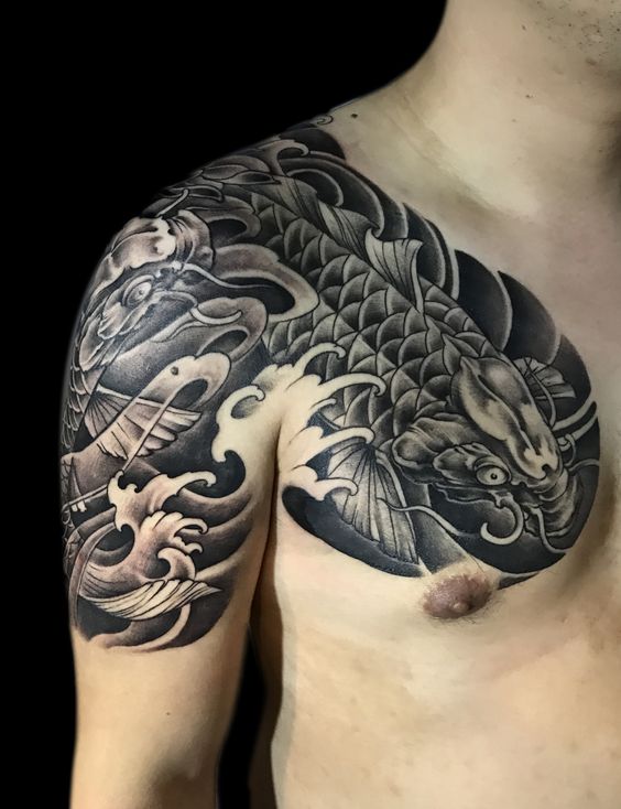 mau-den-trang-3 Hình xăm rồng chi tiết phong cách blackwork trên vai và ngực, độ phân giải HD.