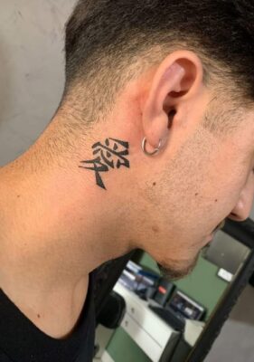 Hình xăm chữ Hán ý nghĩa cho nam Hình xăm chữ phong cách blackwork trên cổ, chi tiết đơn giản, ảnh chất lượng HD.