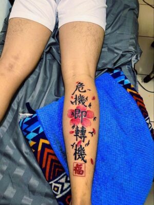 Một thiết kế xăm chữ Trung Quốc vô cùng ý nghĩa Hình xăm chữ và hoa hồng trên chân, phong cách màu nước, chi tiết rõ nét, độ phân giải HD.