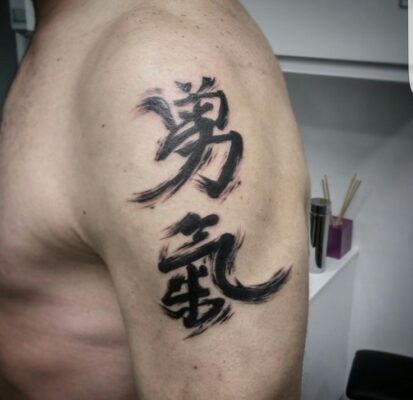 Hình xăm chữ Trung Quốc đẹp và ý nghĩa Hình xăm chữ Nhật Bản trên bắp tay theo phong cách blackwork, chi tiết rõ nét, ảnh HD.