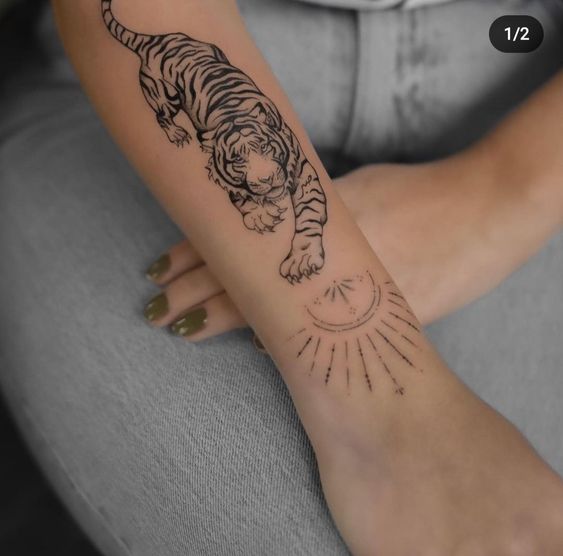 Hình xăm hổ trên cánh tay, phong cách blackwork chi tiết, ảnh HD.
