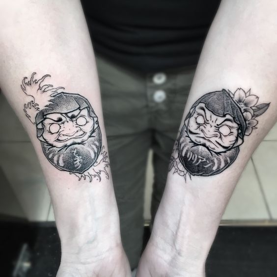 Mẫu hình xăm daruma ở cổ tay đen trắng cho khách thích đơn giản Hình xăm Daruma cổ tay phong cách blackwork chi tiết, độ phân giải HD.
