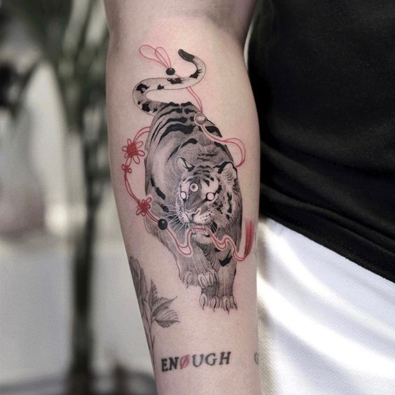 Hình xăm hổ trên cánh tay, phong cách màu nước, chi tiết sắc nét, độ phân giải HD.