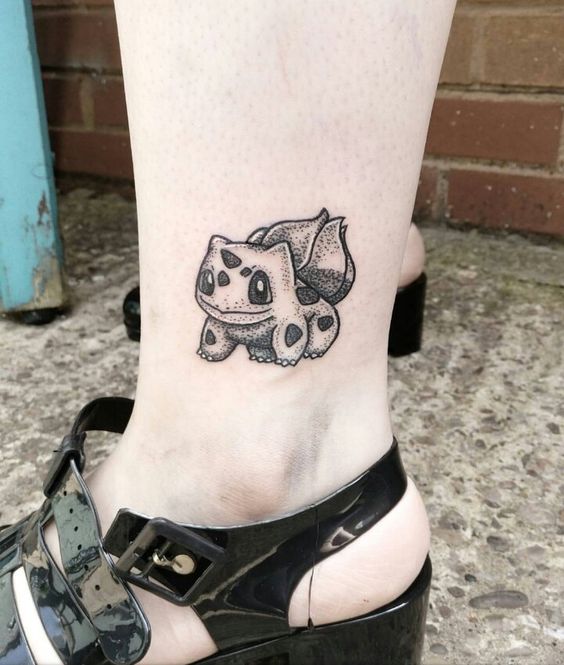 xăm đen trắng đáng yêu ở cổ chân Hình xăm Bulbasaur ở mắt cá chân, phong cách chấm đen, chi tiết rõ nét, ảnh HD.
