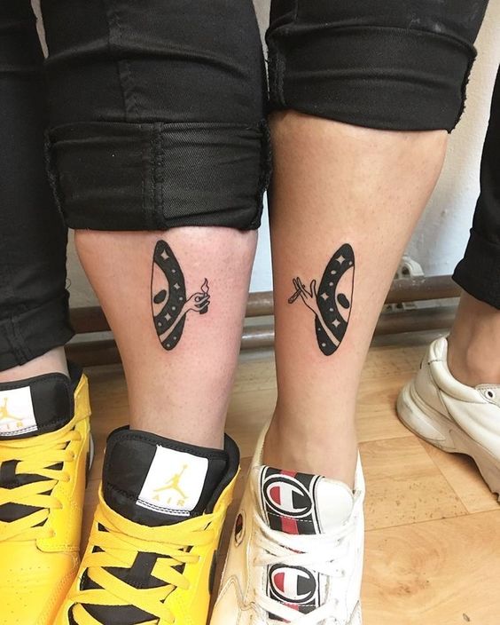 Mẫu hình xăm mini đen trắng đầy ấn tượng Hình xăm UFO mini trên chân, phong cách blackwork, chi tiết đơn giản, ảnh HD.
