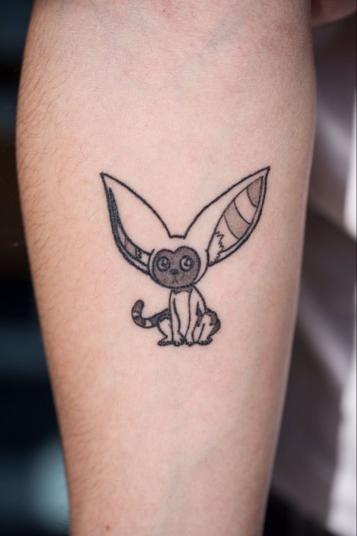 Mẫu xăm ngộ nghĩnh đen trắng trên bắp tay Hình xăm mini động vật phong cách blackwork trên cánh tay, chi tiết sắc nét, ảnh HD.