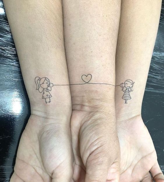 Mẫu hình xăm ba ý nghĩa cho nhóm bạn thân trên cổ tay Hình xăm mini trên cổ tay với hai bé gái nối dây qua trái tim, phong cách tối giản, ảnh HD.