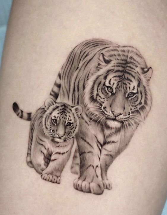 Hình xăm hổ mẹ con trên da, phong cách blackwork chi tiết, độ phân giải HD.