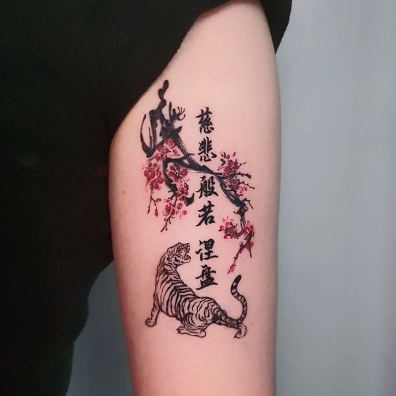 Hình xăm hổ và hoa anh đào, chữ Hán trên cánh tay, phong cách blackwork, chi tiết cao, độ phân giải HD.