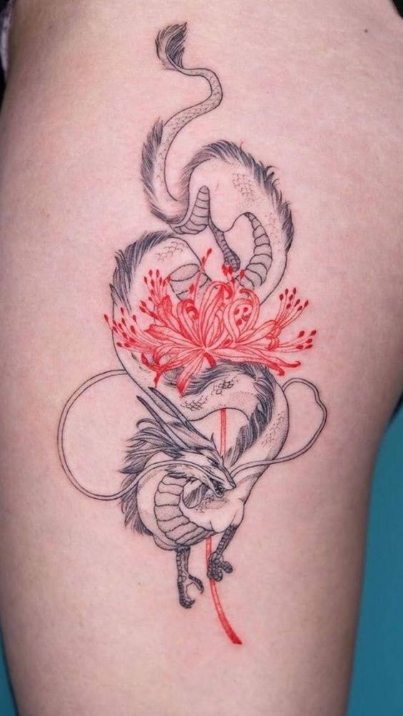 Hình xăm rồng và hoa trên đùi, phong cách blackwork và màu đỏ, độ chi tiết cao, ảnh HD.