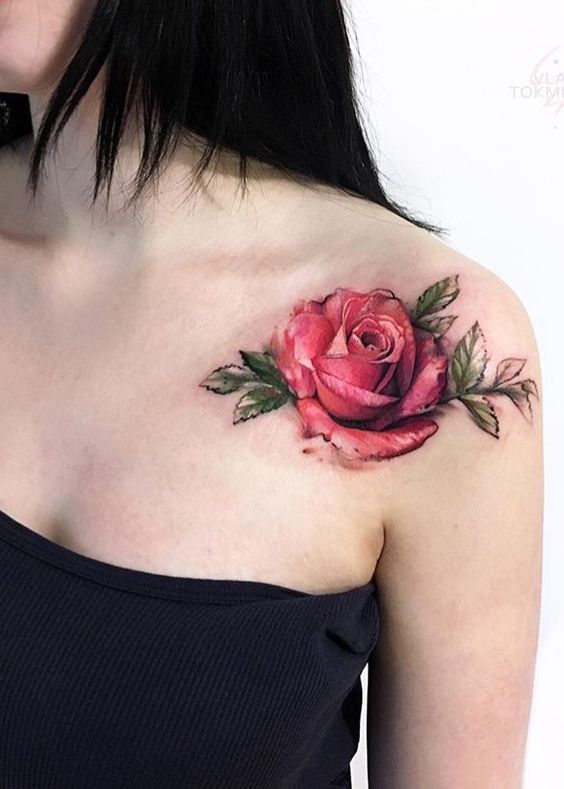 Mẫu hình xăm hoa hồng dịu dàng Hình xăm hoa hồng màu nước trên vai, phong cách tươi sáng, chi tiết rõ nét, độ phân giải HD.