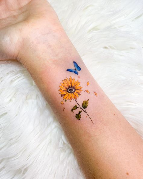 Mẫu tattoo hoa hướng dương duyên dáng cho nữ Hình xăm hoa hướng dương và bướm mini trên cổ tay, phong cách màu nước, chi tiết cao, độ phân giải HD.