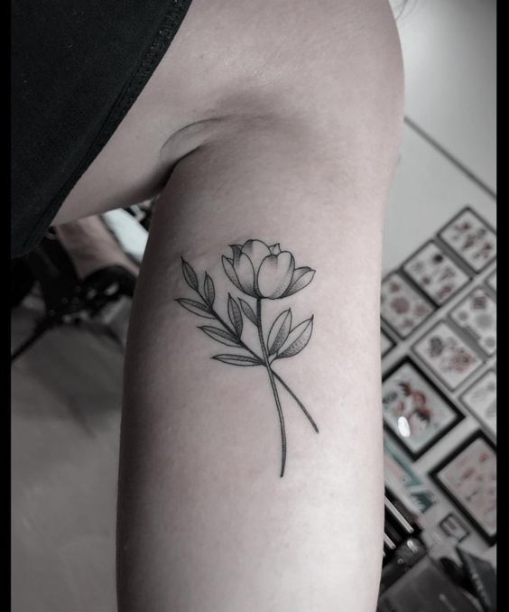 Hình xăm hoa nhỏ trên tay, phong cách blackwork tinh tế, độ chi tiết cao, ảnh HD.