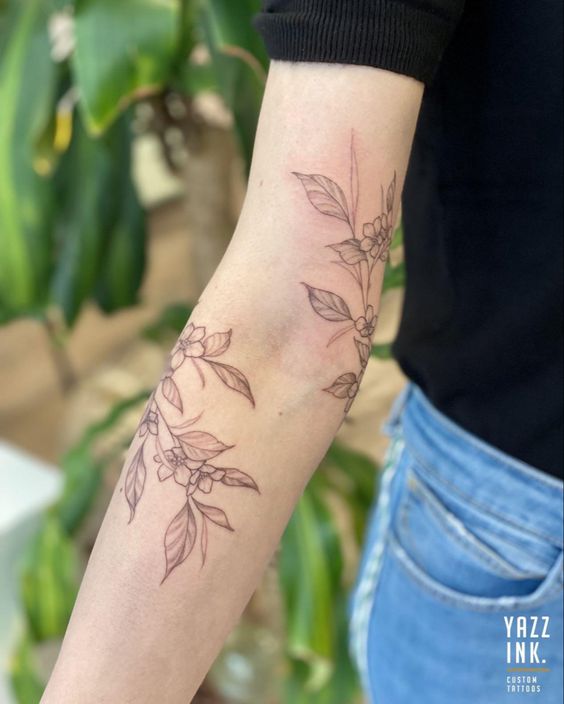Hình xăm hoa lá phong cách blackwork trên tay, chi tiết rõ nét, ảnh độ phân giải cao.
