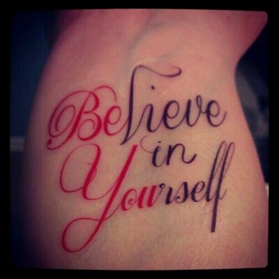 mẫu hình xăm mang ý nghĩa hướng đến điều tích cực trong tương lai Hình xăm chữ "Believe in Yourself" trên sườn, phong cách chữ nghệ thuật, hình ảnh HD.