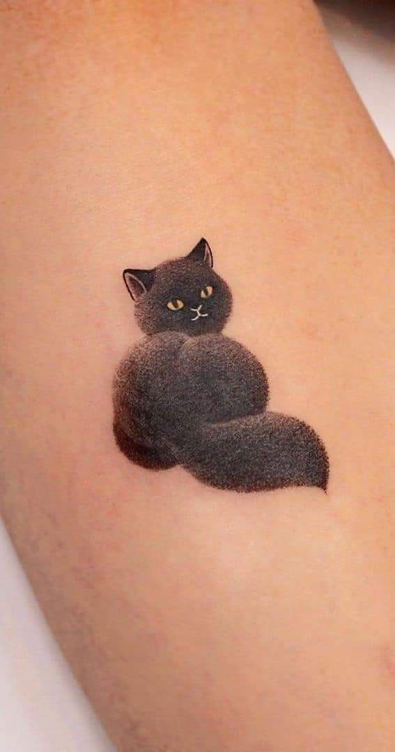 Hình xăm mèo đen mini trên tay, phong cách blackwork, chi tiết rõ nét, độ phân giải HD.