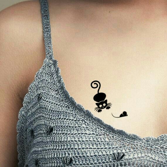 Hình xăm mèo mini phong cách blackwork trên ngực, độ chi tiết cao, ảnh HD.