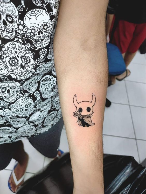 mẫu hình xăm mini đen trắng cho nam Hình xăm mini phong cách blackwork trên cánh tay, họa tiết nhân vật hoạt hình, độ chi tiết cao, ảnh HD.