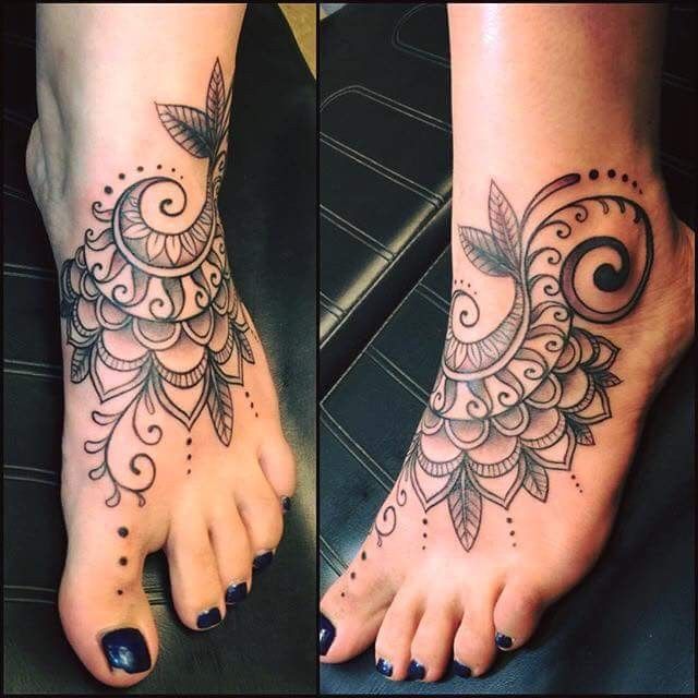 Hình xăm hoa mandala trên mu bàn chân, phong cách blackwork, chi tiết tinh xảo, ảnh HD.