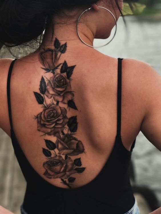 Thiết kế hình xăm nhiều hoa hồng cho nữ sau lưng Hình xăm hoa hồng trên lưng, phong cách blackwork, chi tiết tinh xảo, ảnh chất lượng HD.