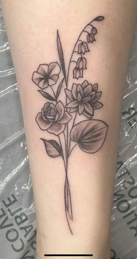 Hình xăm hoa trên tay, phong cách blackwork chi tiết, độ phân giải HD.