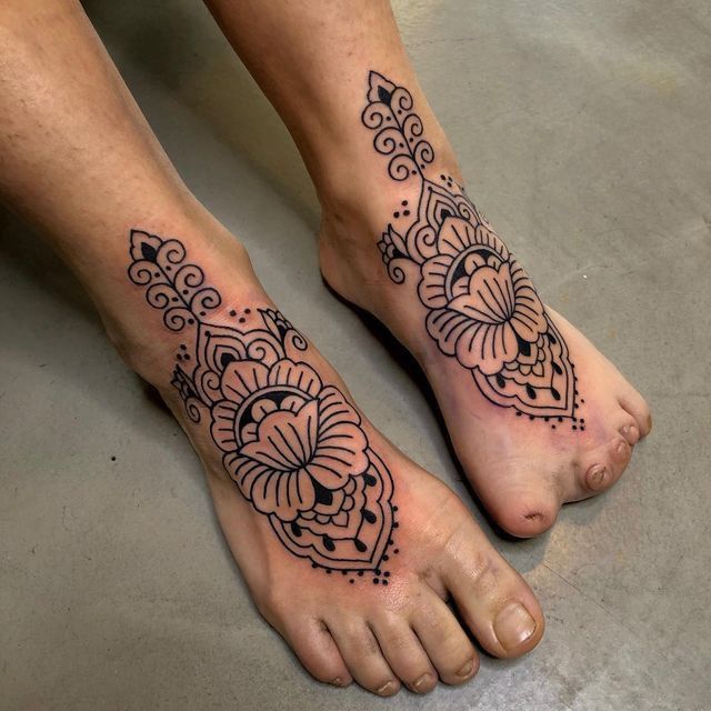 Hình xăm mandala trên mu bàn chân, phong cách blackwork chi tiết, ảnh HD.