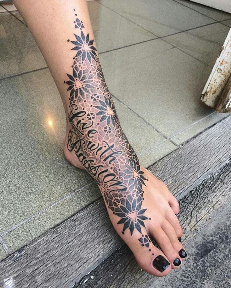Hình xăm mandala chữ trên chân, phong cách blackwork, chi tiết rõ nét, ảnh chất lượng HD.