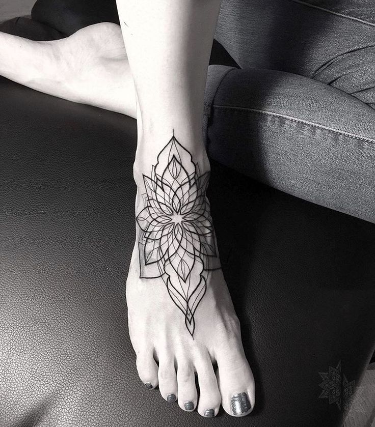 Hình xăm mandala trên mu bàn chân, phong cách blackwork, chi tiết rõ nét, độ phân giải HD.