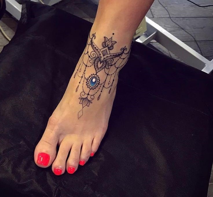 Hình xăm hoa văn cổ điển trên mu bàn chân, phong cách blackwork, chi tiết rõ nét, ảnh HD.