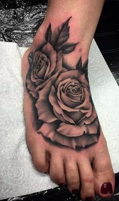 Hình xăm hoa hồng blackwork trên bàn chân, chi tiết tinh xảo, độ phân giải HD.
