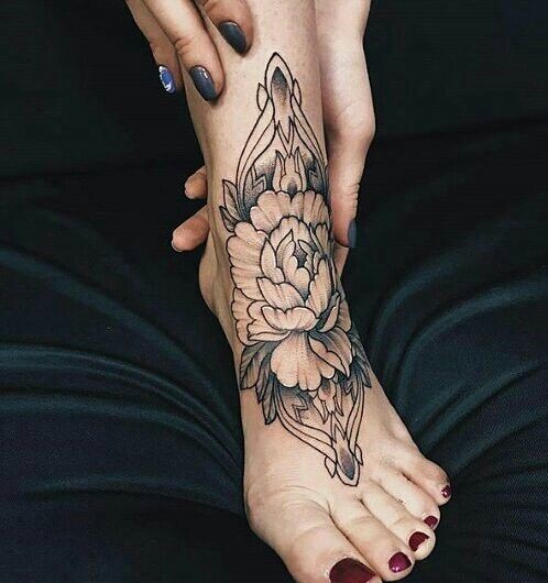 Hình xăm hoa cổ điển trên mu bàn chân, phong cách blackwork, chi tiết cao, ảnh HD.