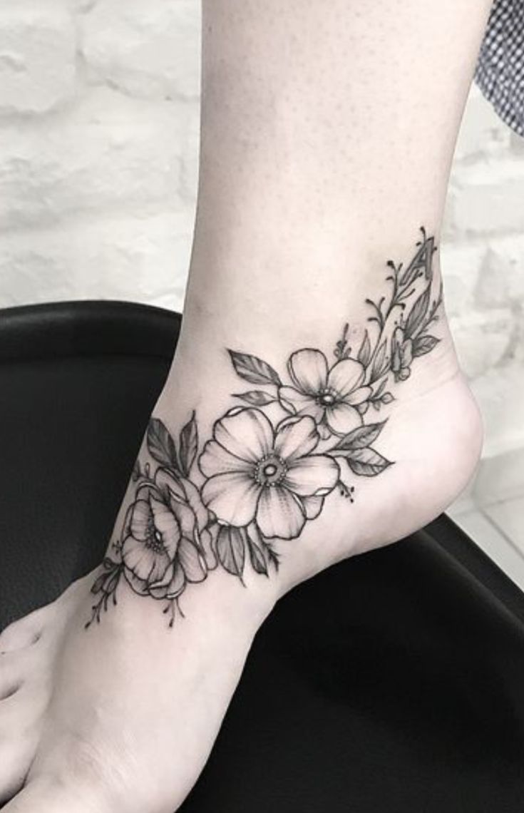 Hình xăm hoa đen trắng trên cổ chân, phong cách blackwork, chi tiết sắc nét, độ phân giải HD.
