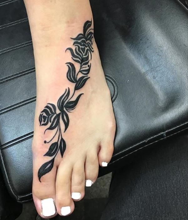 Hình xăm hoa hồng trên mu bàn chân, phong cách blackwork chi tiết, độ phân giải HD.