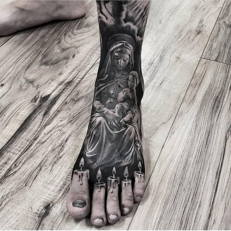 Hình xăm chân chủ đề tôn giáo phong cách blackwork, chi tiết cao, độ phân giải HD.