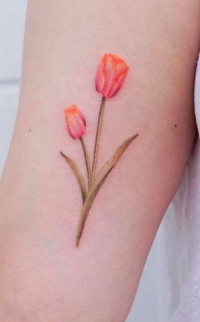 Hình xăm hoa tulip mini, vị trí trên cánh tay, phong cách màu nước, độ chi tiết cao, ảnh HD.