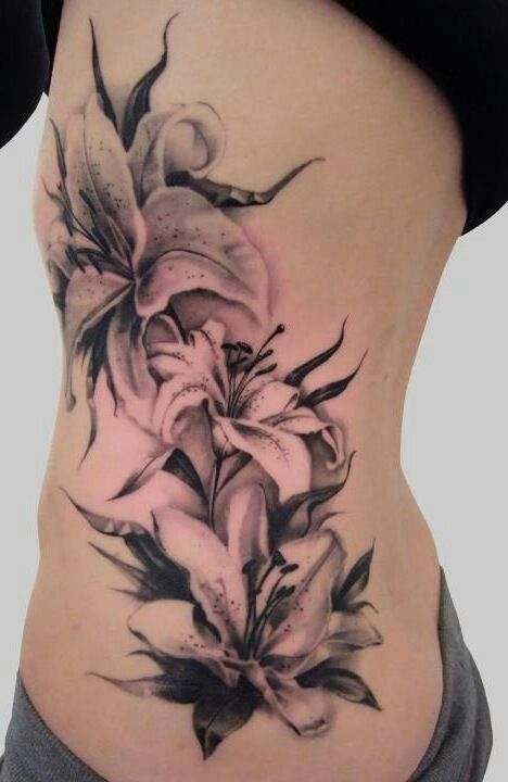 Mẫu hoa ly đẹp tựa tranh vẽ Hình xăm hoa lily ở bên hông, phong cách blackwork chi tiết, độ phân giải HD.