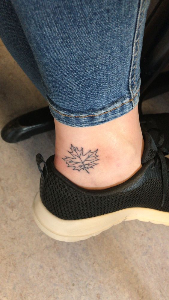 mẫu lá phong trên cổ chân siêu xinh cho chị em Hình xăm lá phong mini ở mắt cá chân, phong cách blackwork, ảnh HD chi tiết.