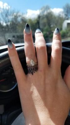 Hình xăm mini blackwork trên ngón tay, phong cách tinh tế, ảnh chất lượng HD.