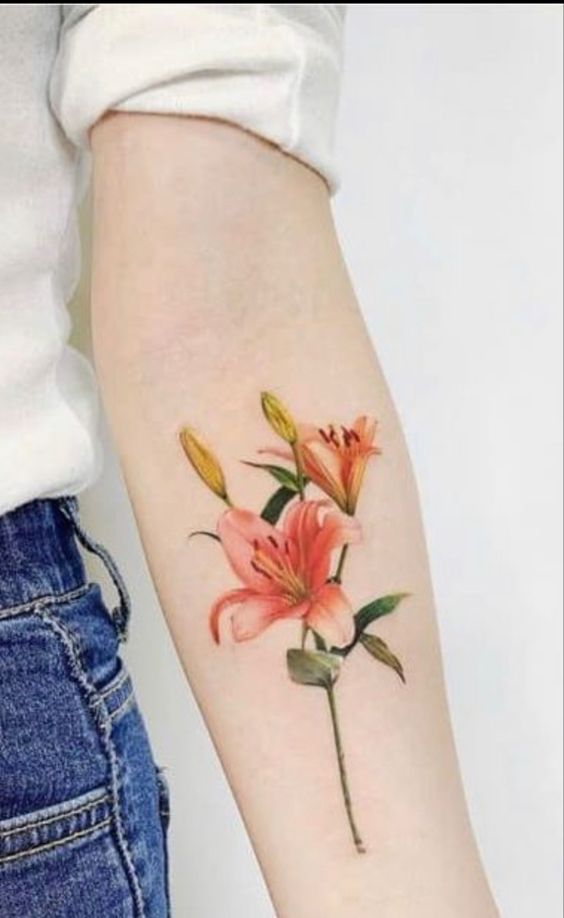 màu sắc nổi bật của hình xăm hoa ly mini trên cánh tay Hình xăm hoa ly màu nước trên cánh tay, phong cách chi tiết, độ phân giải HD.