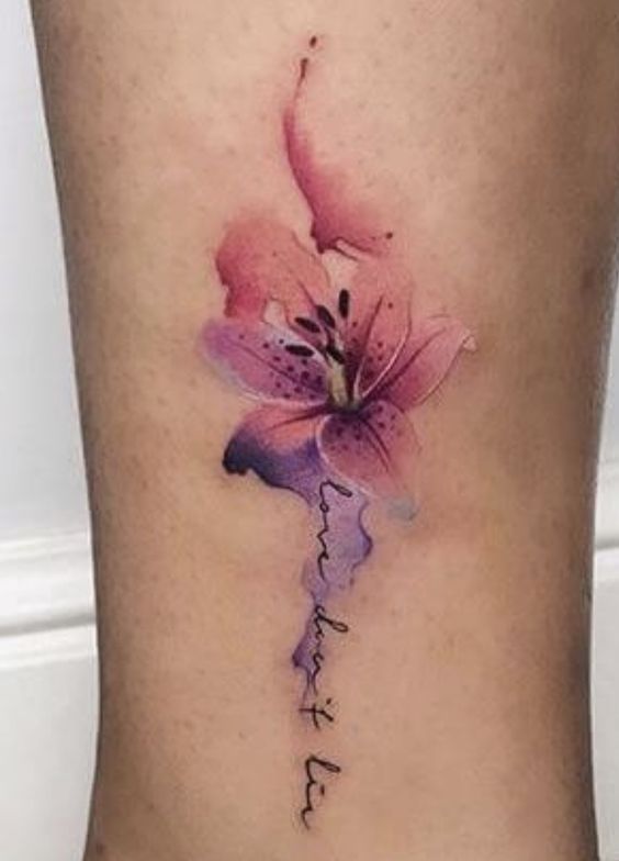 màu sắc tinh tế của hoa lily mang đến cảm giác tươi mới Hình xăm hoa màu nước ở chân, chi tiết tinh tế, kèm chữ nghệ thuật, ảnh HD.