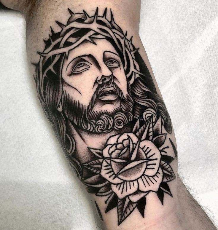 Hình xăm chân dung phong cách blackwork trên cánh tay, chi tiết rõ nét, độ phân giải HD.