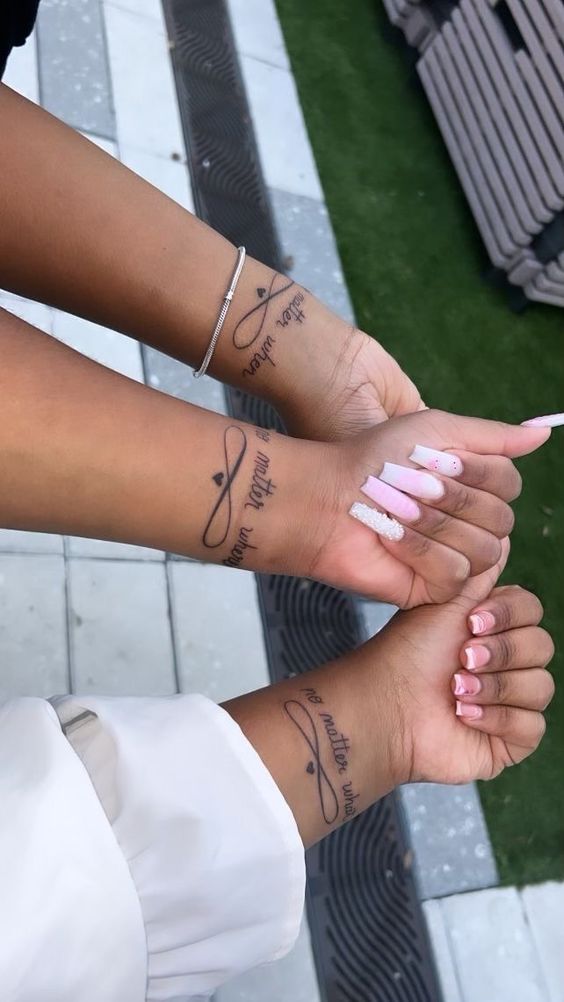 Mẫu tattoo cho nhóm bạn thân có khắc chữ trên cổ tay Hình xăm chữ trên cổ tay, phong cách blackwork tinh tế, ảnh độ phân giải cao.