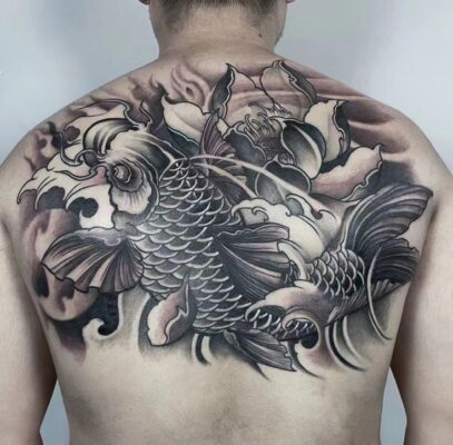 Hình xăm cá chép phong cách blackwork trên lưng, chi tiết cao, độ phân giải HD.