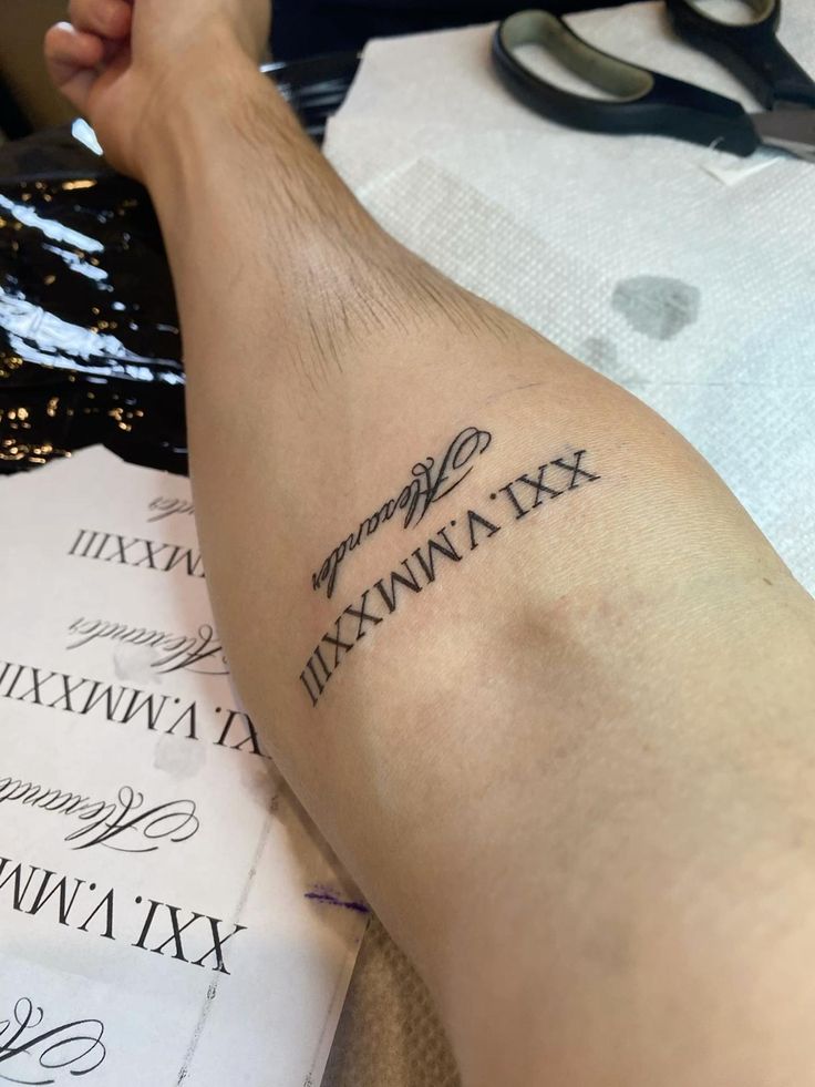 tattoo cẳng tay mang phong cách La Mã Hình xăm số La Mã và chữ, phong cách blackwork ở cánh tay, chi tiết sắc nét, ảnh HD.