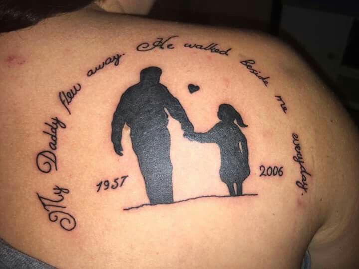 mẫu tattoo cha dắt tay con gái Hình xăm cha con trên lưng, phong cách blackwork, chi tiết, độ phân giải HD.